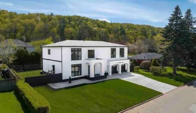 Modern, Bright, Spacious 2 Bedroom Guest Suite - Entire Separate Basement