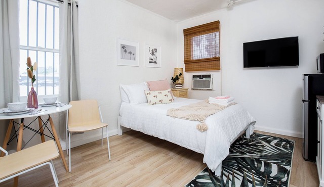Modern, Bright Studio Near the Heart of LA