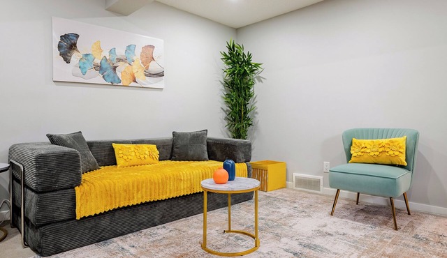 Modern & Bright Suite Fast Wifi Full Kitchen Study Desk Near YYC Airport