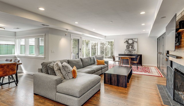 Modern Broadway Luxury: Spacious Seattle Home!