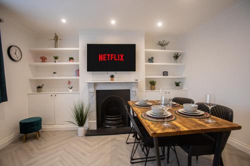 Modern Bromley 2 Bed apartment great location parking available