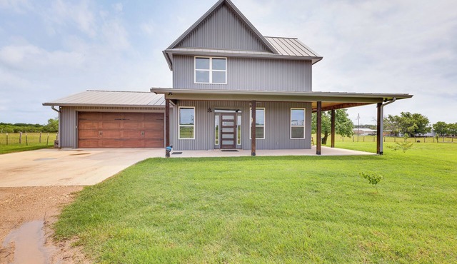 Modern Bryan Farmhouse on 1 Acre w/Hot Tub!