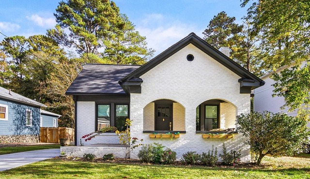 Modern Buckhead Home, Pet Friendly, Large Deck