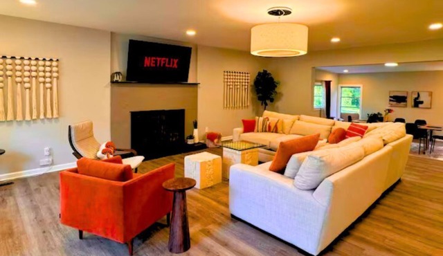 Modern Buckhead Retreat Sleeps 10: Families & Groups