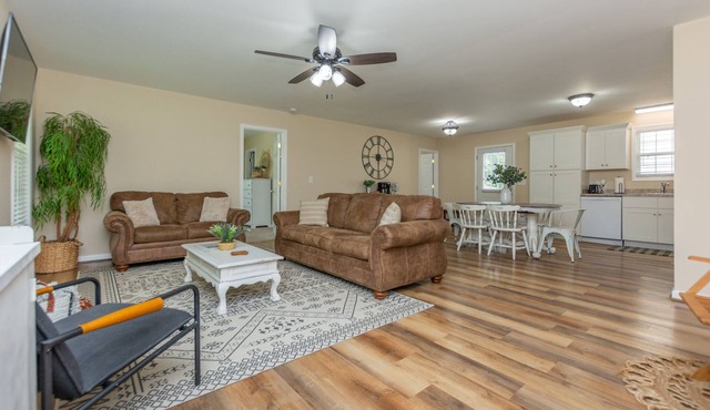 Modern build w/grill and front porch | 12 mi. to HPU | Pack n' Play