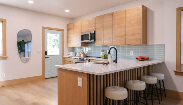 Modern bungalow in Old Towne Elkhorn,walk to dining & entertainment or enjoy private fenced yard