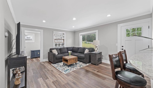 Modern bungalow. Lots of Parking. 10 min to Downtown Greenville. Pet Friendly.