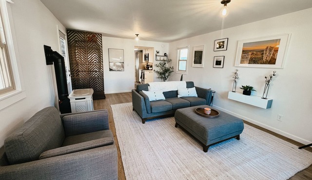Modern Bungalow - Pet Friendly - Close to downtown