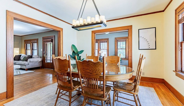 Modern Bungalow: spacious 3BR home near downtown Champaign & campus