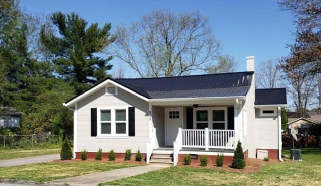 Modern Bungalow less than a mile from downtown Hendersonville