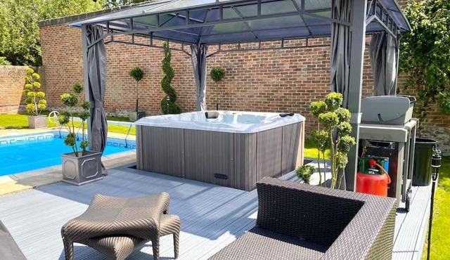 Modern bungalow with a swimming pool & jacuzzi