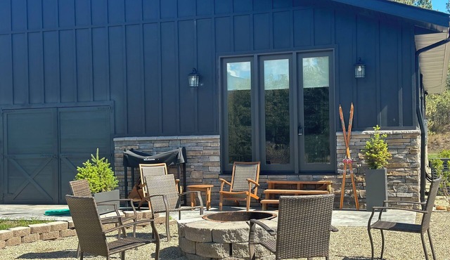 Modern, but cozy apartment with spectacular views of the Bitterroot mountains