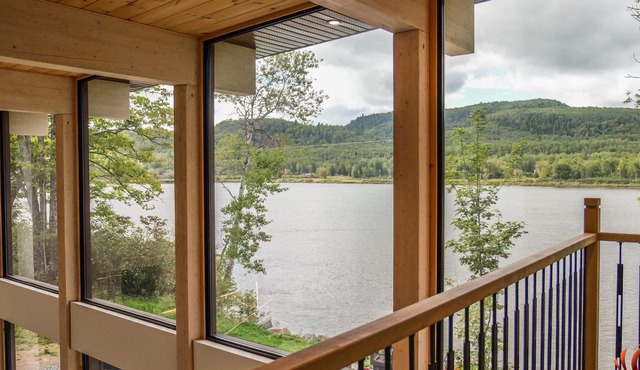 Modern chalet on the banks of the magnificent St-Maurice River