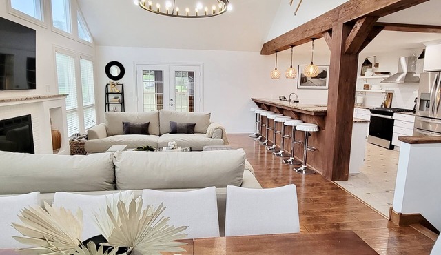 Modern cottage w/sauna, fire pit, outdoor dining, pool table, & sunroom