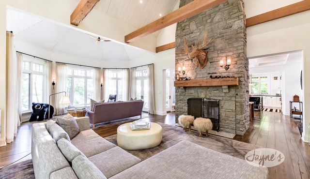 Modern 5 bdrm, 5 bath cottage on Lake Rosseau!