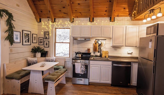 Modern Cabin 15 min to Snowshoe Ski Resort, Sauna, Hot Tub with Mountain Views