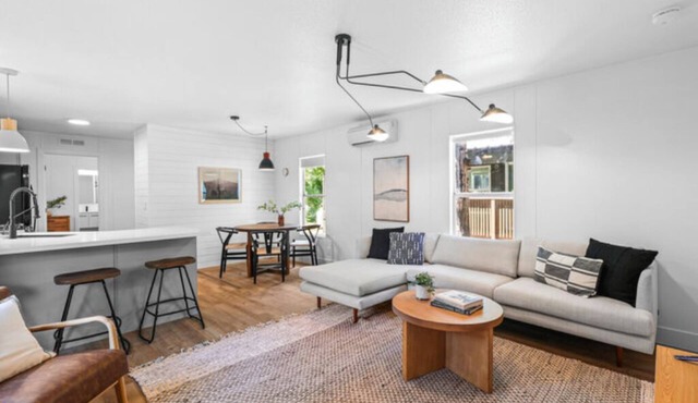 Modern Cabin (Alder)