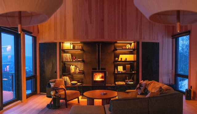 Modern Cabin: Amazing View, Hot Tub, Fireplace, minutes from lakes & hiking