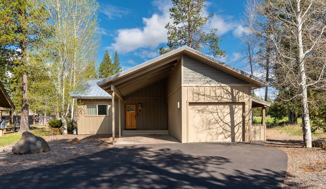 Modern Cabin close to Village 8 SHARC passes, 5 bikes, family friendly