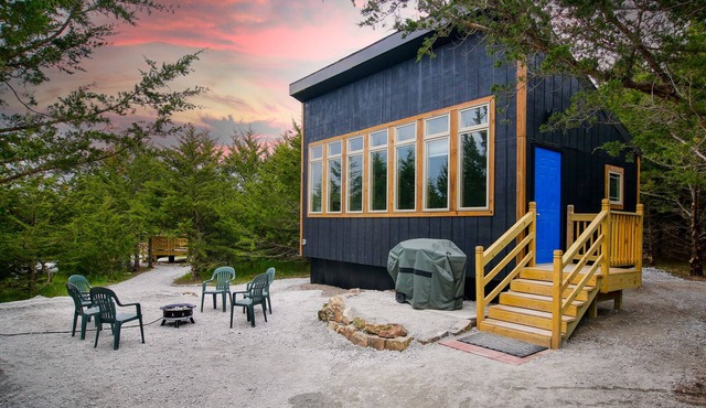 Modern Cabin. Communal Sleeping - 2 Queen Beds + Full Trundle