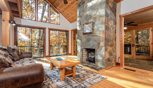 MODERN CABIN DEEP IN THE MOUNTAINS AND ONLY 20 MINS TO HARRISONBURG