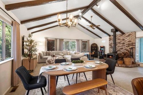 Modern Cabin Escape wGame Room, Huge Deck, WIFI