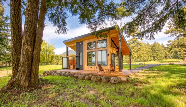 Modern cabin, geothermal hot tub, indoor steam sauna, great deck & river view