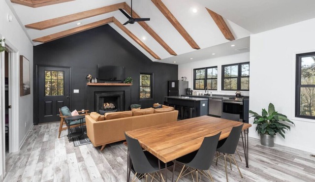 Modern cabin, hot tub, mtn views, fireplace