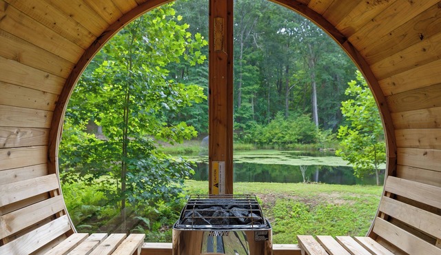 Modern Cabin: Hot Tub, Sauna, Pond Views, Sleeps 6