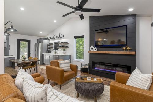 Modern Cabin Hot Tub & Shawnee Forest Access