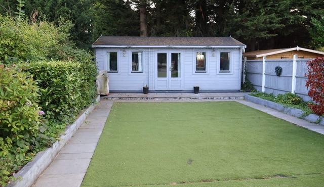 Modern cabin in residential area near 2 train stations with mainlines to London