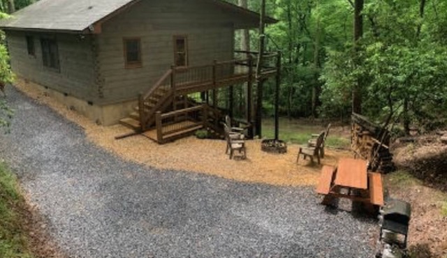 Modern cabin in the woods with private hot tub, firepit, picnic area, AC & WiFi