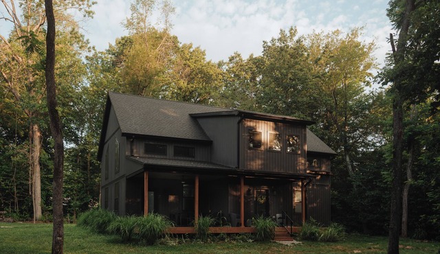 Modern Cabin, Kids' Playhouse, Firepit, 5acres, across river from Harpers Ferry