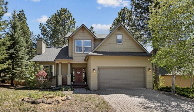 Modern Cabin Minutes to Flagstaff! Trailside Retreat w/Trails/Park & 2 Car Garage