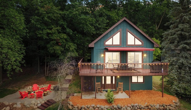 Modern Cabin Mtn Views Private Hot Tub Game Room Family and Pet-Friendly