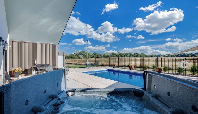 Modern Cabin Near Cheney Lake W Pool & Hot Tub!