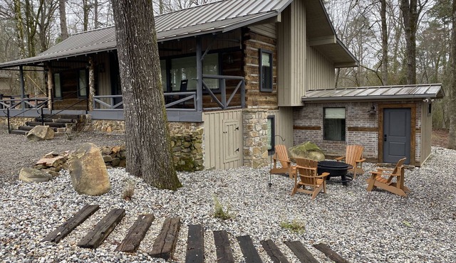 Modern cabin on beautiful Lake Greeson 45 minutes from Hot Springs!