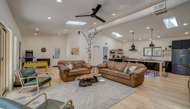 Modern Cabin on Private Lake - HOT TUB KAYAKS INCLUDED