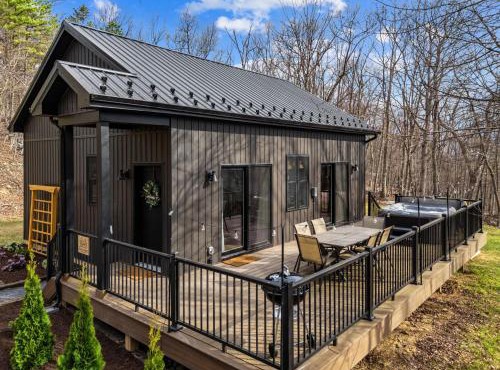 Modern Cabin Retreat w Hot Tub Sauna & Fire Pit