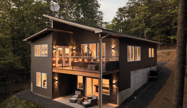 Modern Cabin Retreat minutes from lake and ski resort- Hot tub - Fire Pit
