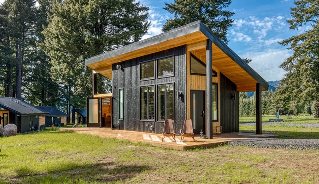 Modern cabin, river view, geothermal hot tub, indoor steam sauna & great deck