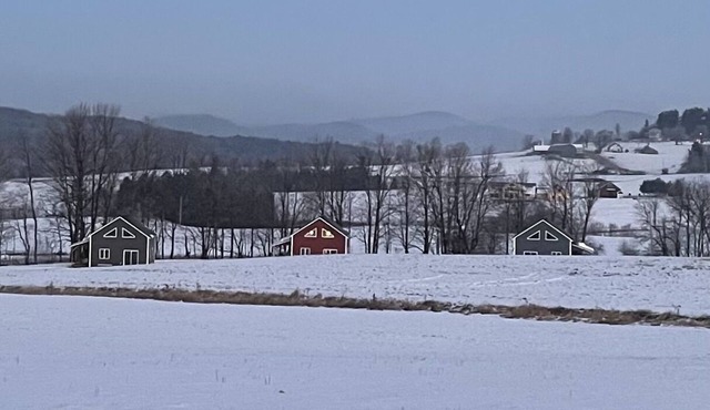 Modern cabin, spectacular mountain views. close to skiing and wedding venues