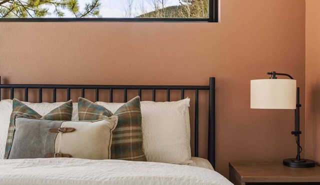 Modern Cabin Stay, Hike, Bike Base, GuanellaPass