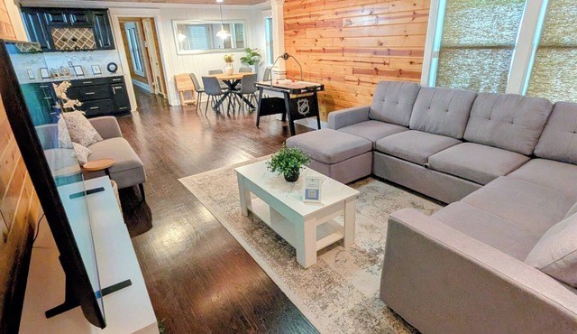 Modern Cabin Style Cottage 1-Block from Historic Downtown McKinney