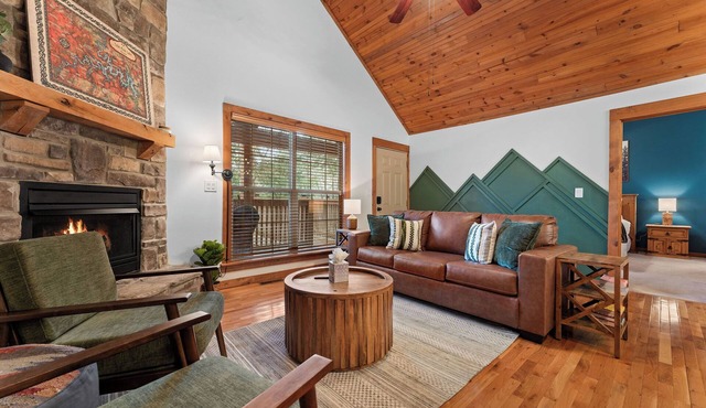 Modern Cabin - Sunroom - Resort Amenities - Near Silver Dollar City
