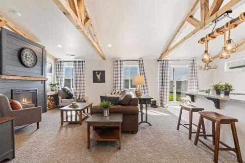 Modern Cabin Vibes, Vaulted ceilings, Sleeps 8!