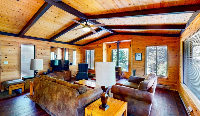 Modern cabin w/beautiful views, private gas grill, W/D, and wood fireplace