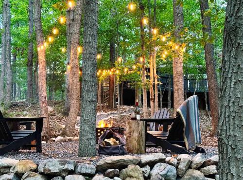 Modern cabin w fire pit & screened porch