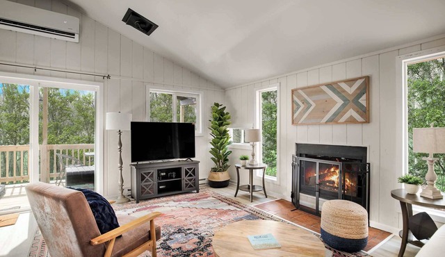 Modern Cabin w Hot Tub, Wifi & Huge Deck!