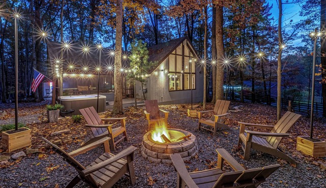 Modern Cabin - w/Hot Tub, Arcade, Fire Pit & Pets + Pool/Pickleball/Gym Access
